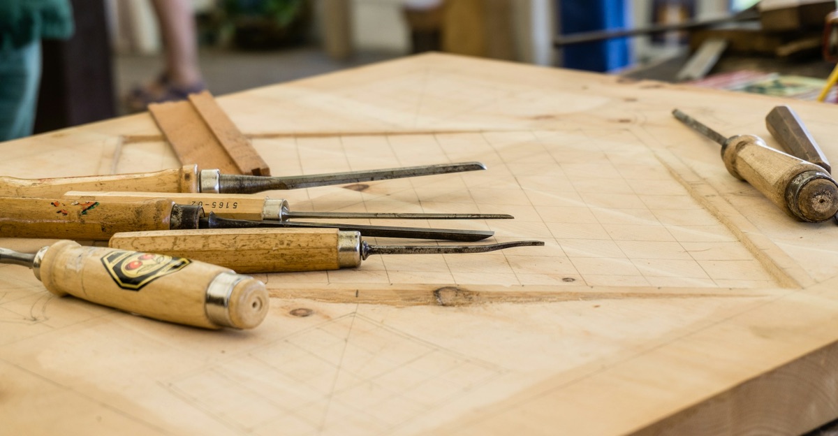 Formones de carpintería sobre una tabla de madera trazada
